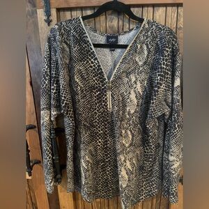Daytrip By Buckle Womens animal print Sweater with zipper